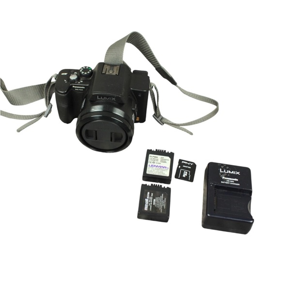 Panasonic LUMIX DMC-FZ20 5.0MP Digital Camera w/ 2 Batteries & Charger 2Gb Card